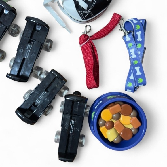 Build-A-Bear Workshop Accessory Lot w/ Shoes, Skates, Leashes, Bowl & Bag - Picture 3 of 4